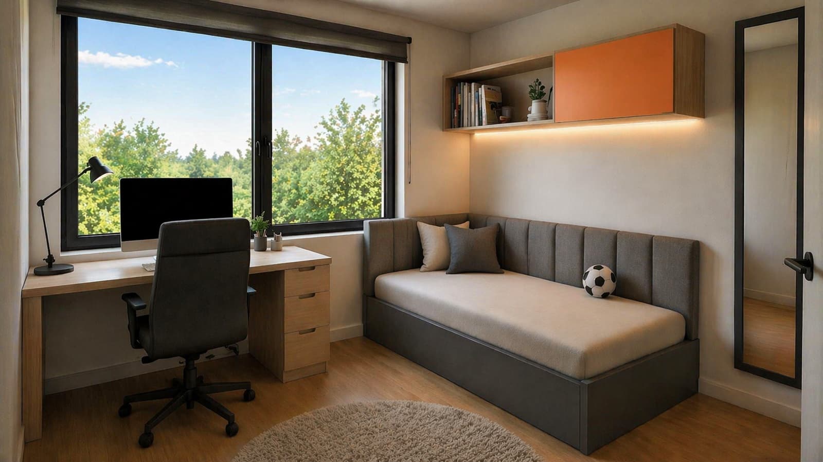 Pohled na úzký balkon z interiéru
