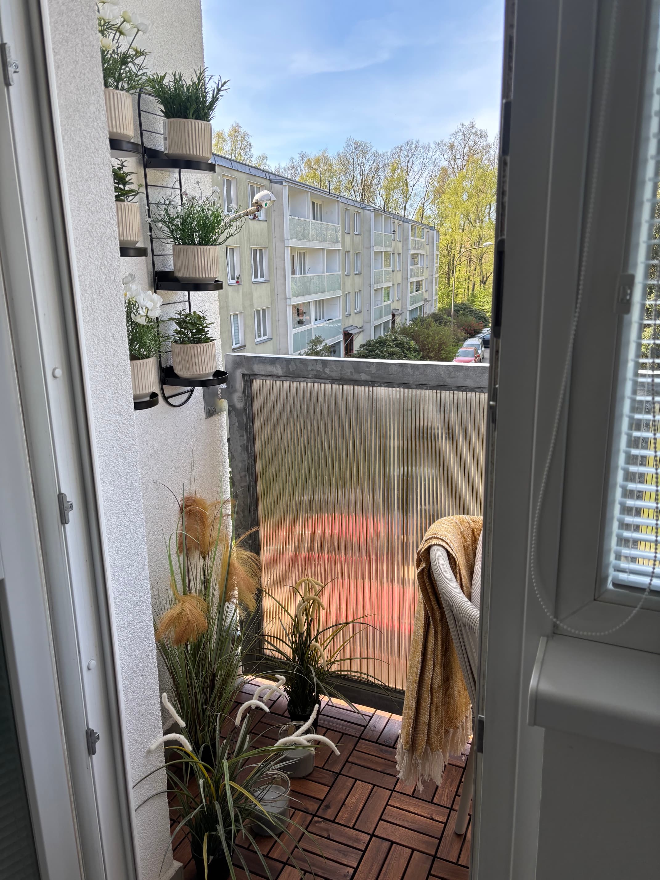 Pohled na úzký balkon z interiéru